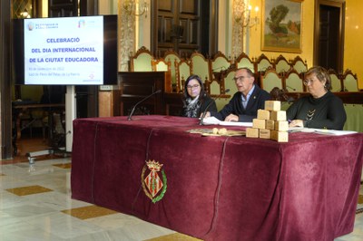 Acte al Saló de Sessions de la Paeria per commemorar el Dia Internacional de la Ciutat Educadora, amb la lectura del manifest.