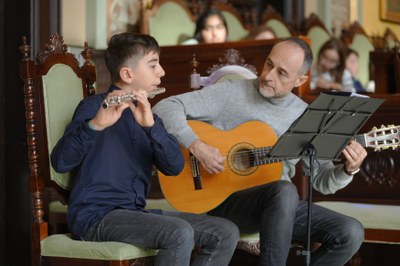 Actuació musical de l’alumne del Conservatori municipal, Martí Herraiz Benito, que ha tocat la flauta travessera acompanyat del seu pare