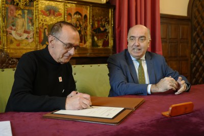 L'alcalde, Miquel Pueyo, i José A.Artigas, Dircom i Relaciones Institucionales de Caja Rural de Aragón han signat l'acord de col·laboració pel projecte "Empreses Lleidaenverd".