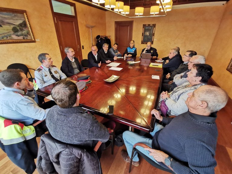 Imatge de la trobada entre l'alcalde i el regidor David Melé amb membres de la comissió de l'Horta de la FAV per parlar de la millora de la seguretat a la zona.