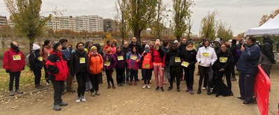 Les regidores Gispert, Ferre i Ribes amb els promotors de la caminada i altres participants en la línia de sortida.