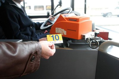 Només cal atansar la tarja al punt de validació per marcar el viatge.