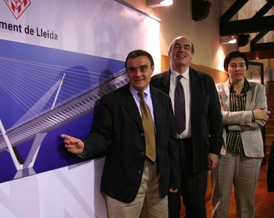 L'alcalde, Àngel Ros; la regidora d'urbanisme, Marta Camps; i l'autor del disseny, Javier Manterola.