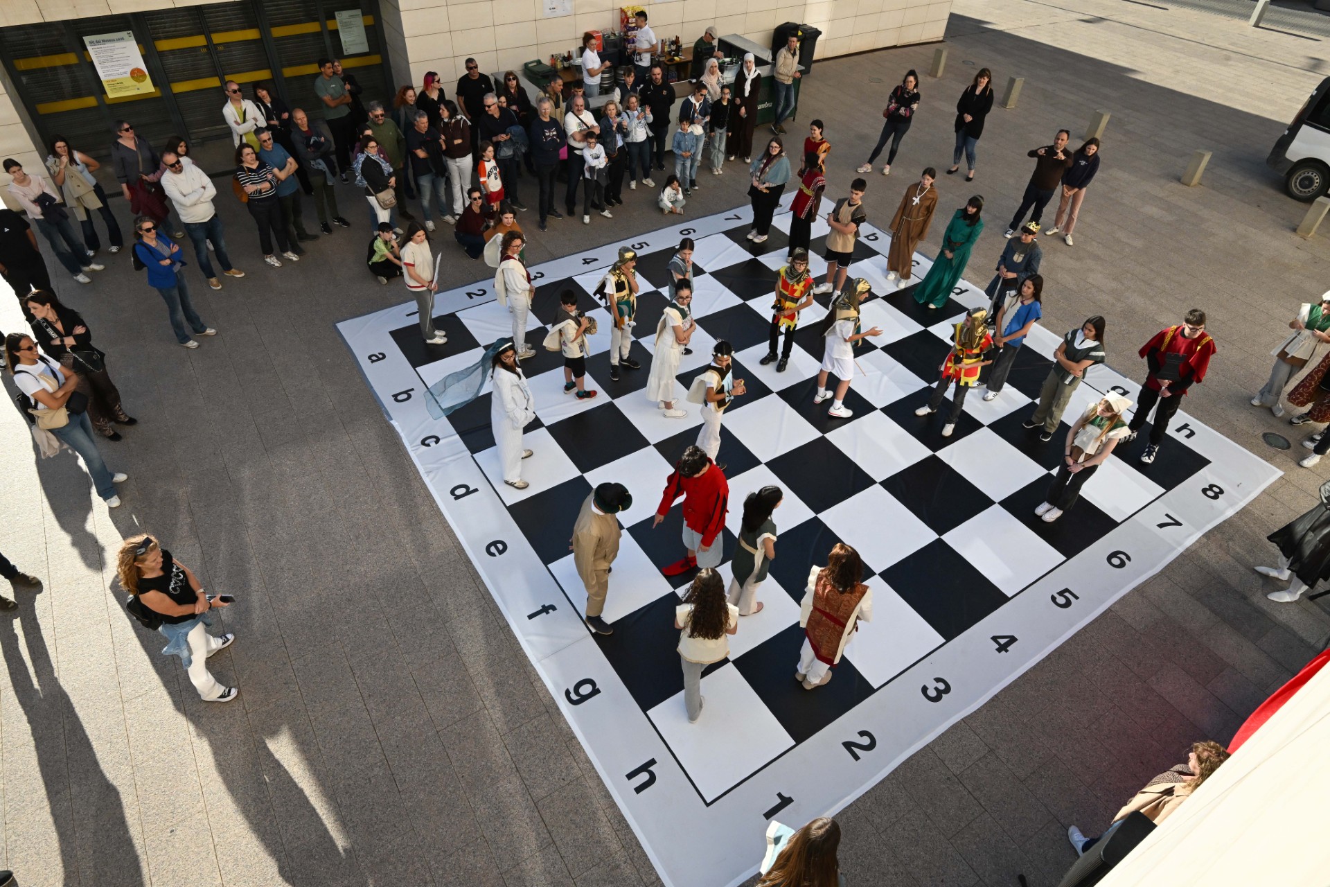 Partida d’escacs en viu a la Plaça del Museu de Lleida