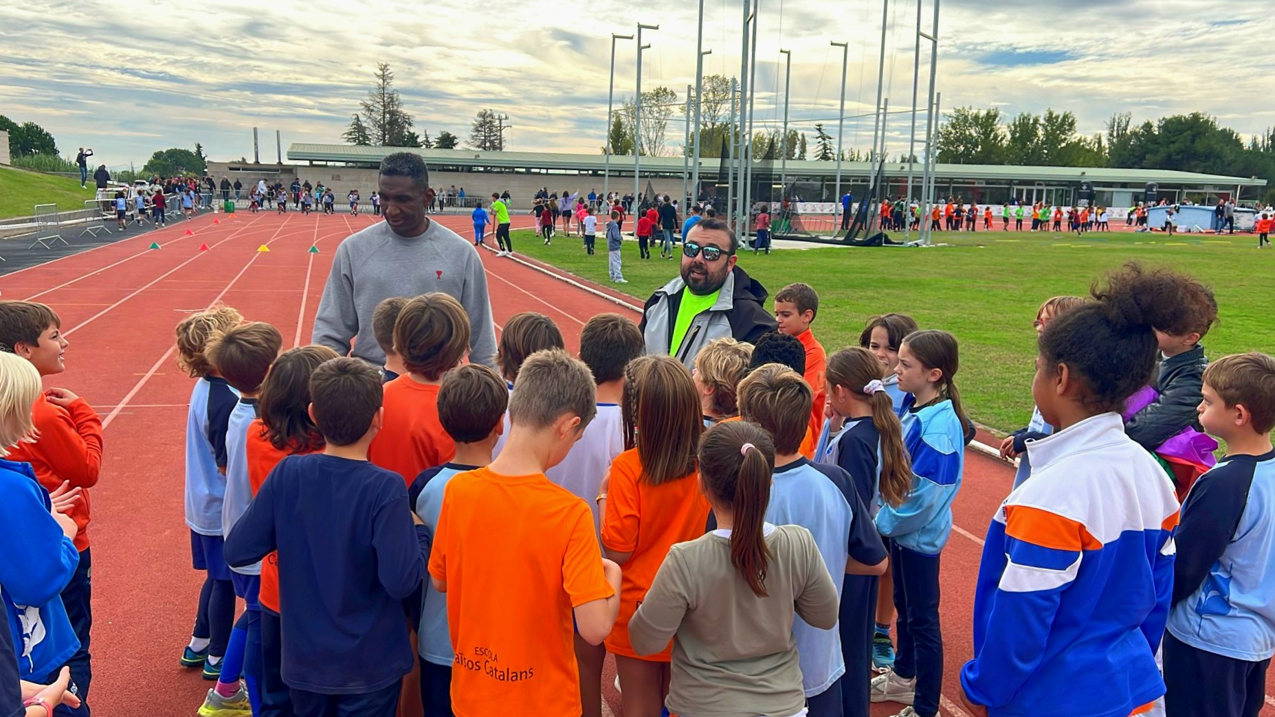 El regidor d'Esports, Jackson Quiñónez, amb un grup de nens i nenes que han participat a les proves