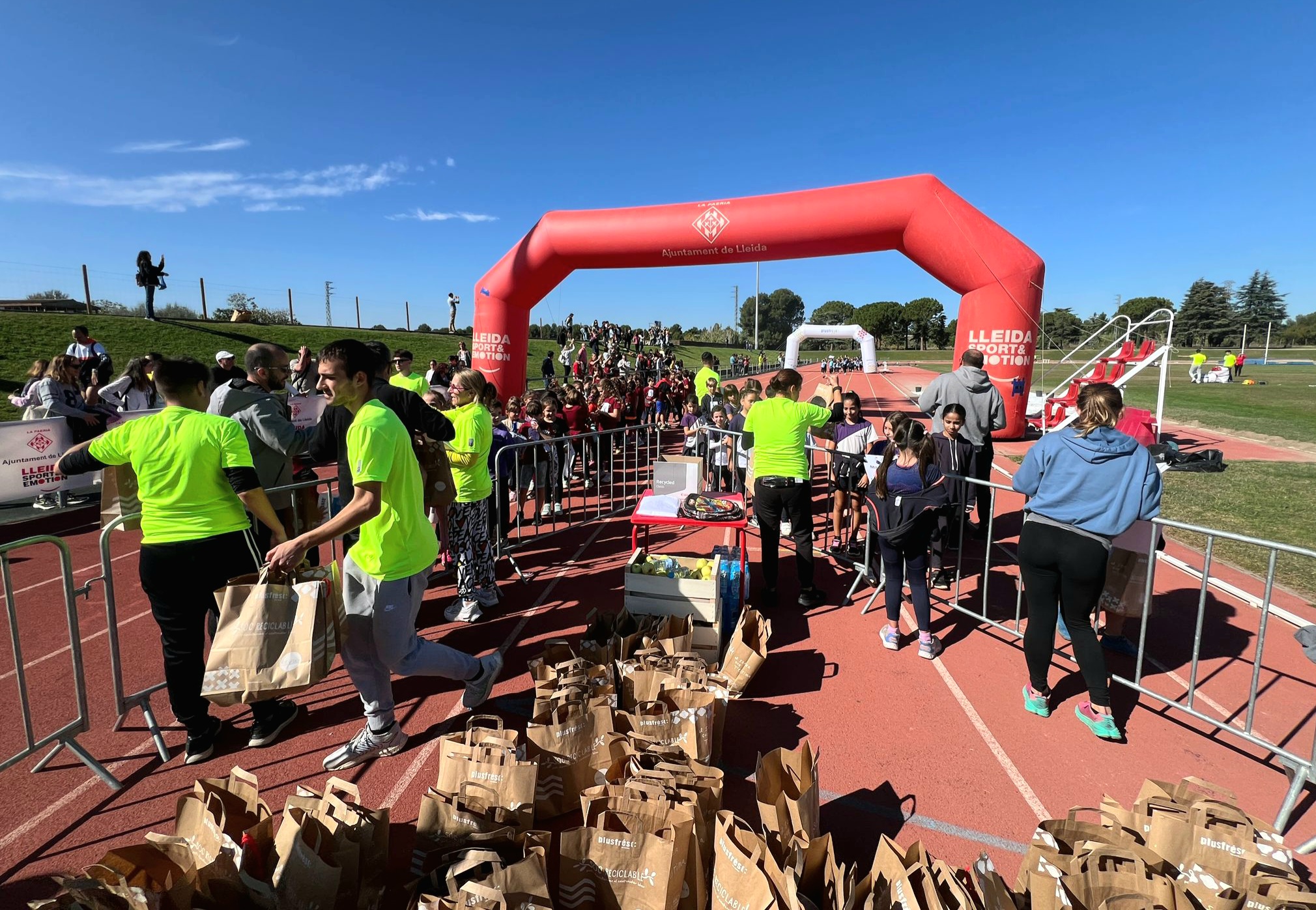 Organitzadors i organitzadores repartint obsequis a tots els infants que han participat a la jornada