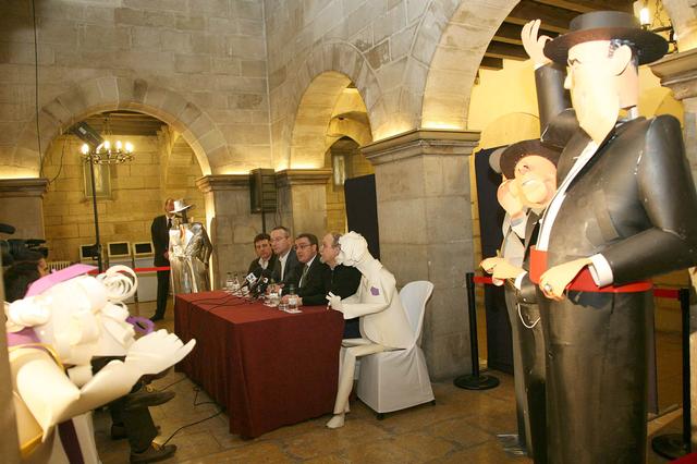 La taula de la presentació, envoltada per les figures