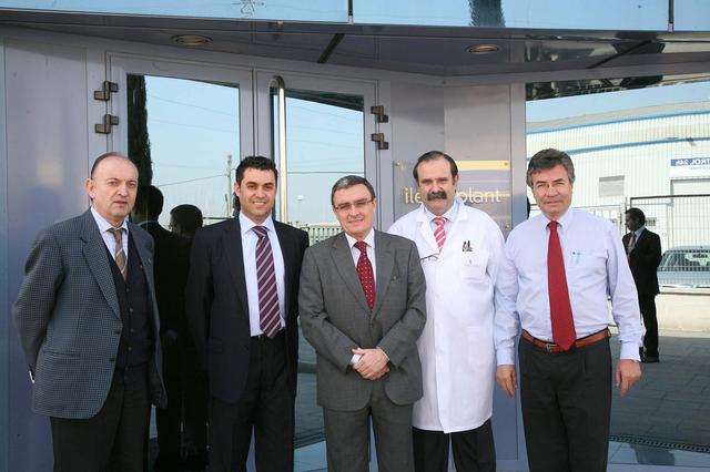 L'alcalde i el gerent del Consorci de Promoció Econòmica, Josep Reig, amb la direcció d'Ilerimplant.