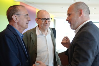 L'alcalde, el president de l'AMEP, i el regidor de Transició Ecològica de la Paeria en un moment de l'assemblea.