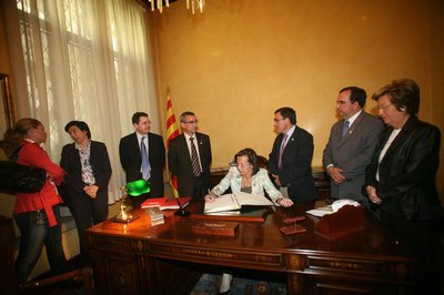 Signatura al Llibre d'Or de la Paeria per part de Montserrat Tura com a consellera de Justícia.
