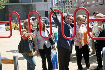 Els diferents elements del joc permeten exercitar diverses parts del cos. A la imatge, l'alcalde prova un dels exercicis..