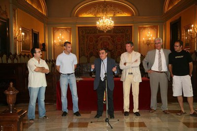 L'alcalde, acompanyat pel regidor Txema Alonso i els responsables del club, s'adreça a les jugadores en la recepció a la Paeria..