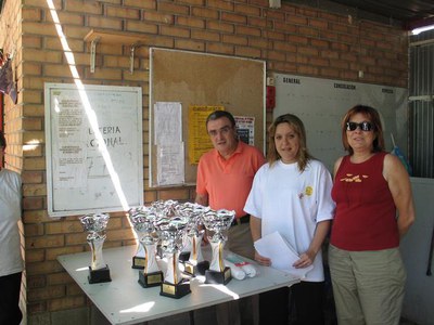 D'esquerra a dreta, Àngel Ros, Elisa Sarasa i Sara Mestres amb els trofeus.