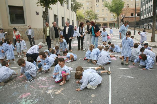 La primera tinent d'alcalde, Marta Camps, amb els regidors Sara Mestres i Josep Barberà, i la directora del col·legi Lestonnac
