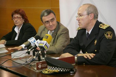 L'alcalde, amb la regidora Sara Mestres i l'intendent, Josep Ramon Ibarz.