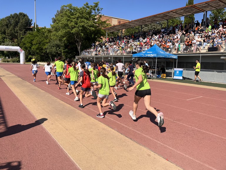 Les famílies dels infants han seguit la competició des de les grades del Camp Escolar