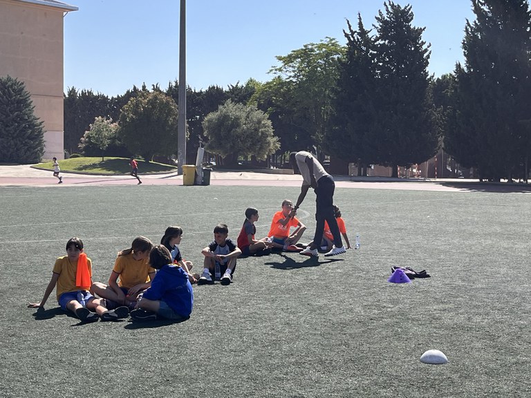 El regidor d'Esports, Jackson Quiñónez, saluda els i les participants