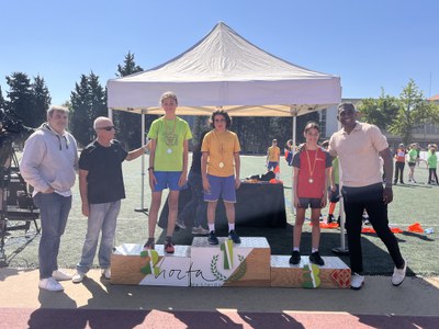 El regidor d'Esports, Jackson Quiñónez, i el regidor David Melé, amb guardonades.