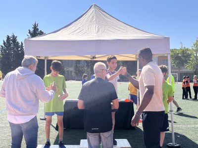 El regidor d'Esports, Jackson Quiñónez, felicita als guardonats abans de l'entrega de medalles.