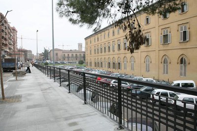 Es planten quatre arbres a la vorera del carrer Maragall i 22 arbres nous a la vorera del carrer Ramon i Cajal. També es posen sis bancs al carrer Ma….