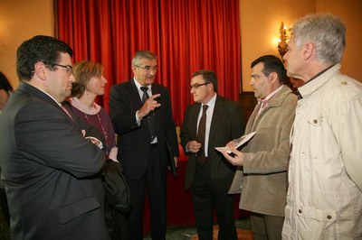 L'alcalde, amb els directius de la "Caixa" i els representants veïnals de Magraners, que també han estat presents en la signatura del conveni..