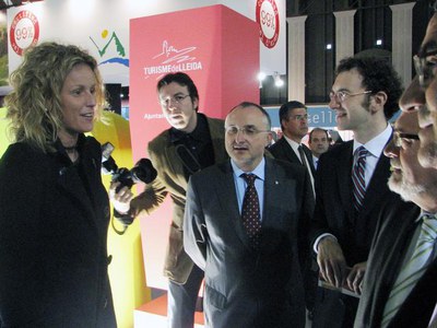 La tinenta d'alcalde Montse Mínguez i el conseller Huguet a l'estand municipal.