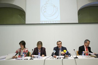 Àngel Ros, acompanyat de Daniel Giralt-Miracle, de la tinenta d'alcalde Montse Parra i d'Amaya de Miguel, directora d'estudis i publicacions de la So….