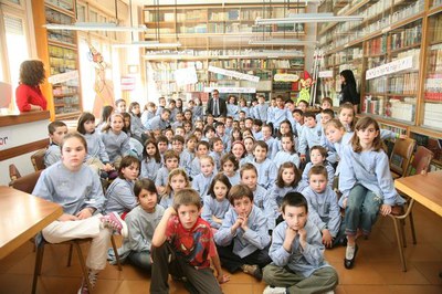 Ros ha explicat als nens i nenes de primària de l'Episcopal el conte "Sant Jordi als Jocs Cavallers"..