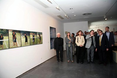 Les autoritats han recorregut la mostra "Camps de joc", la primera exposició que acull la sala d'expocions temporals del Museu de Lleida..