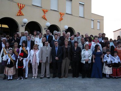 El paer en cap i els membres de la corporació amb el president de l'AV Antonio Àguila i les pubilles de la Festa Major de l'any 2007 i 2008 de Magran….
