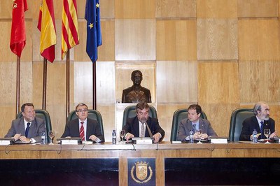 La taula de presidència de la reunió de la Xarxa de Ciutats AVE, d'esquerra a dreta, l'alcalde de Sevilla, Alfredo Sánchez Monteseirín, Àngel Ros, Ju….