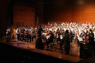 Més de 300 nens i nenes han estat els protagonistes a l'escenari de l'Auditori de la cantata "Gallinada"..