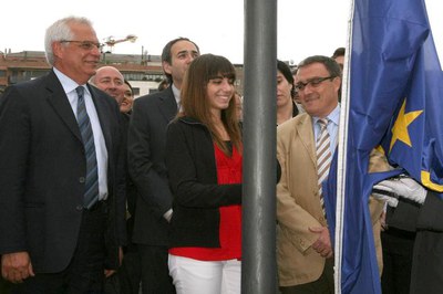 L'alcalde, acompanyat de Josep Borrell i d'una jove de Lleida, ha hissat la bandera d'Europa..
