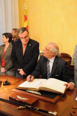 Josep Borrell ha signat al Llibre d'Or de la ciutat..