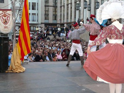 La plaça de Sant Joan ha acollit el Festival Folklòric Internacional.