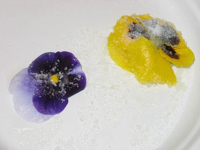 Els escolars han realitzat receptes amb flors..