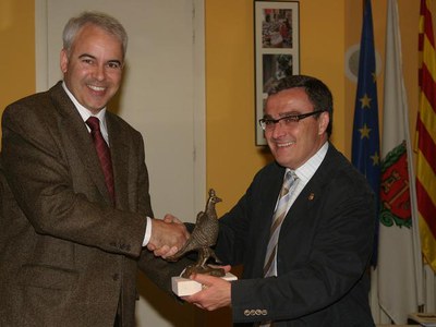 L'alcalde de Solsona ha lliurat al paer en cap una reproducció de l'Àliga de Solsona..