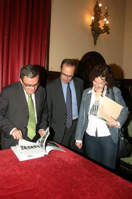 La regidora Rosa Ball, l'alcalde de Lleida i el president d'Unescocat, Enric Masllorens, després de la signatura..