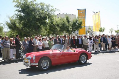 Un dels cotxes antics que ha circulat per la rotonda com a part de l'acte d'inauguració..