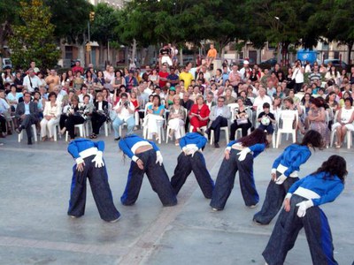 La Festa del Comerç de la Bordeta ha comptat amb demostracions de balls.