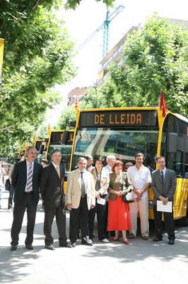El paer en cap, acompanyat de les tinents d'alcalde Marta Camps i Sara Mestres i dels responsables de SARBUS, ha presentat els nous vehicles de trans….