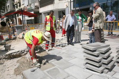 Un moment de la visita a l'actuació que es fa a l'avinguda de Madrid, a l'altura del Montepio..