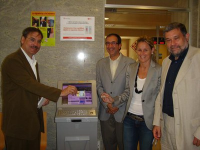 La tinenta d'alcalde Montse Mínguez amb els responsables de l'Institut Municipal d'Informàtica Accés i de l'Àrea d'Economia de l'Ajuntament.
