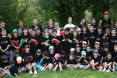 Imatge de grup amb l'alcalde en la seva visita a Esportmania.