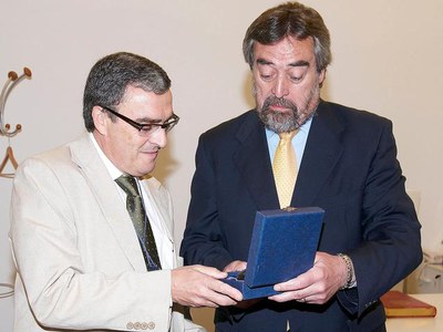 L'alcalde de Saragossa, Juan Alberto Belloch, ha lliurat al paer en cap un regal institucional amb l'escut de Saragossa en el decurs de la recepció q….