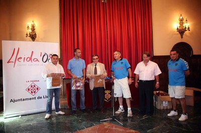 Àngel Ros entrega els banderins de la ciutat als capitans i entrenadors.