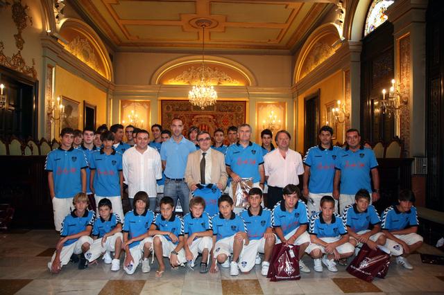 El paer en cap i el tinent d'alcalde amb els jugadors del Mercenarios FC