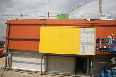 Imatge de part de la façana del nou centre infantil d'Albarés, adreçat a nens i nenes de 0 a 3 anys..