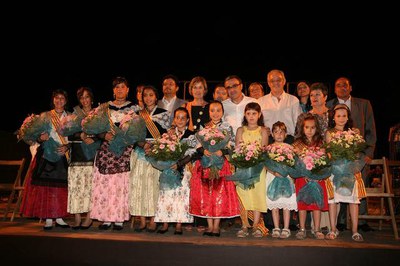 Els regidors han imposat les bandes a les noves pubilles de la Bordeta.