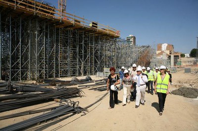 La comitiva municipal en un moment de la visita.